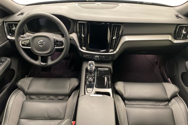 Esittelykuva VOLVO V60 lataushybridiautosta.