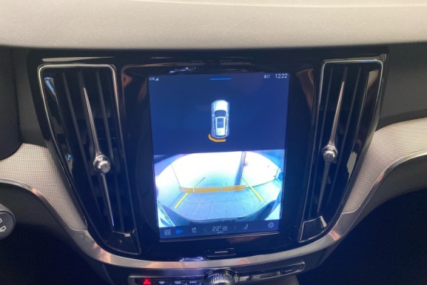 Esittelykuva VOLVO V60 lataushybridiautosta.