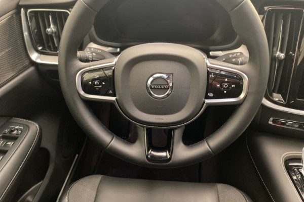 Esittelykuva VOLVO V60 lataushybridiautosta.