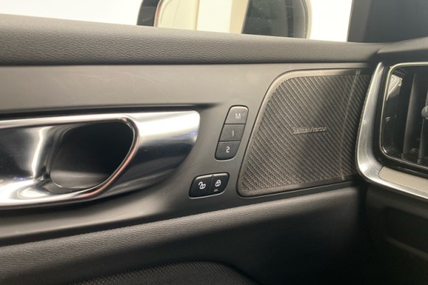 Esittelykuva VOLVO V60 lataushybridiautosta.