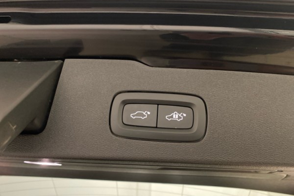 Esittelykuva VOLVO V60 lataushybridiautosta.