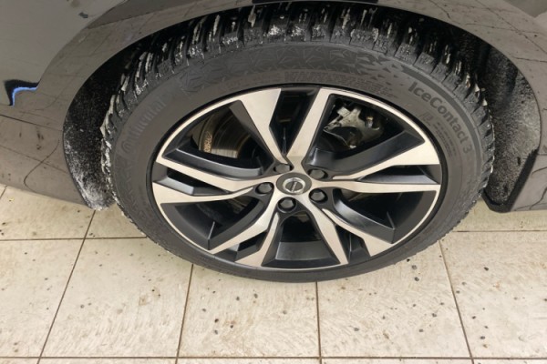 Esittelykuva VOLVO V60 lataushybridiautosta.