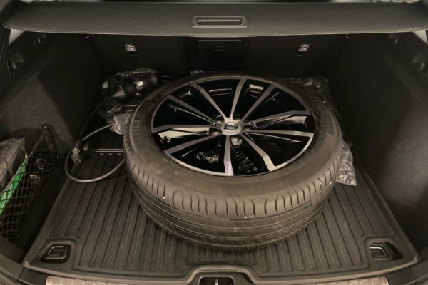 Esittelykuva VOLVO V60 lataushybridiautosta.