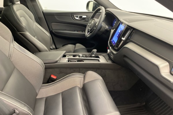 Esittelykuva VOLVO XC60 lataushybridiautosta.