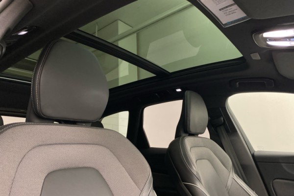 Esittelykuva VOLVO XC60 lataushybridiautosta.