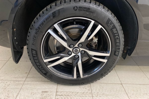 Esittelykuva VOLVO XC60 lataushybridiautosta.