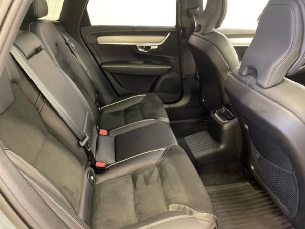 Esittelykuva VOLVO V90 lataushybridiautosta.