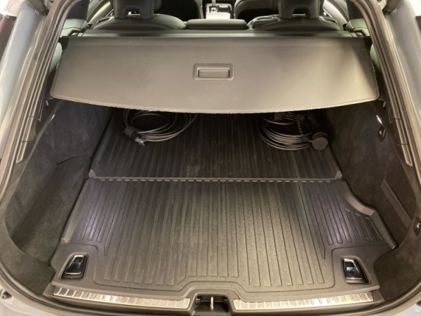 Esittelykuva VOLVO V90 lataushybridiautosta.