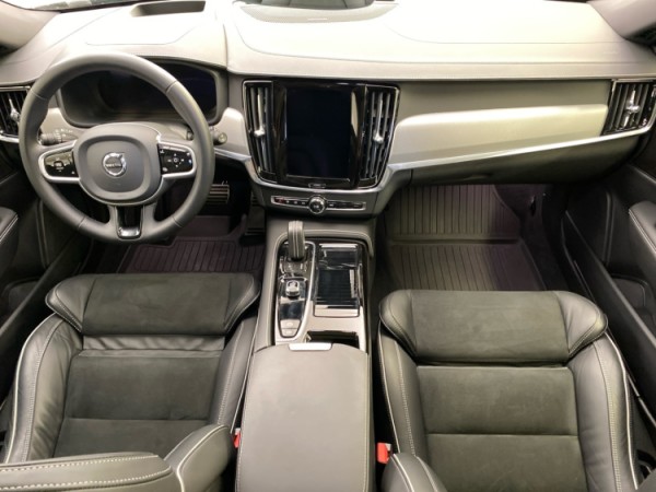 Esittelykuva VOLVO V90 lataushybridiautosta.