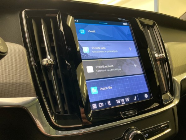 Esittelykuva VOLVO V90 lataushybridiautosta.