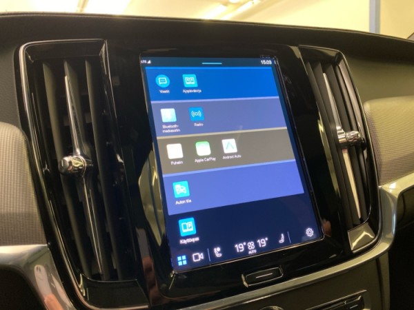 Esittelykuva VOLVO V90 lataushybridiautosta.