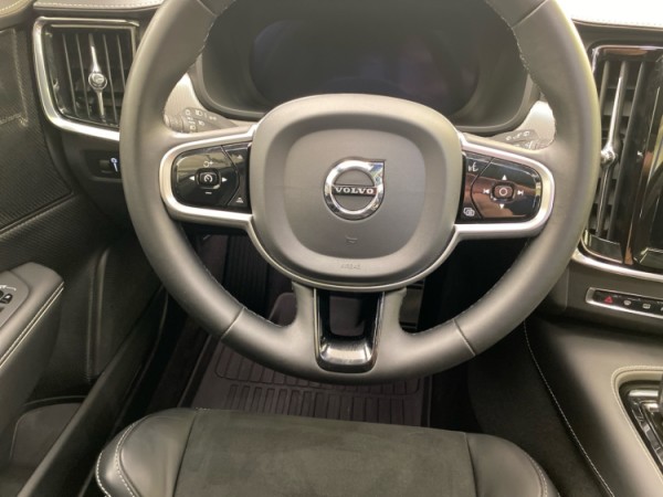 Esittelykuva VOLVO V90 lataushybridiautosta.