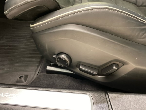 Esittelykuva VOLVO V90 lataushybridiautosta.