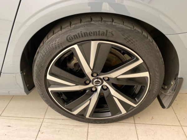 Esittelykuva VOLVO V90 lataushybridiautosta.