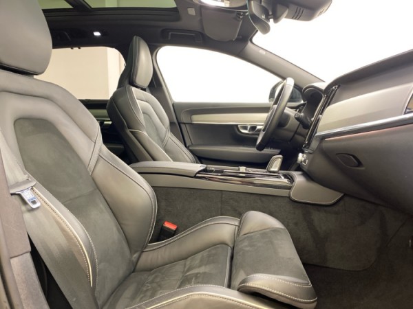 Esittelykuva VOLVO V90 lataushybridiautosta.