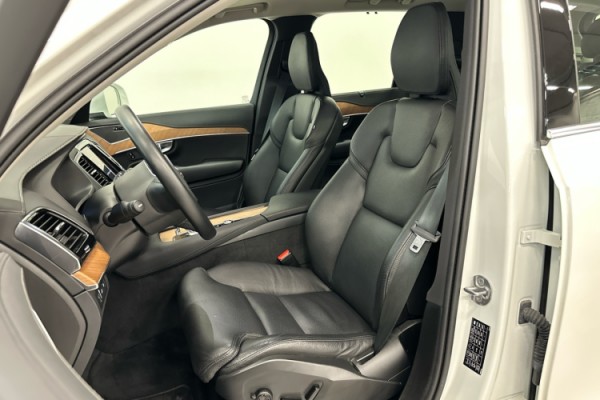 Esittelykuva VOLVO XC90 lataushybridiautosta.