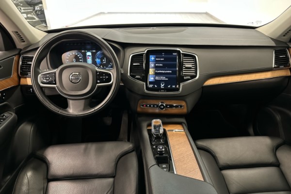 Esittelykuva VOLVO XC90 lataushybridiautosta.