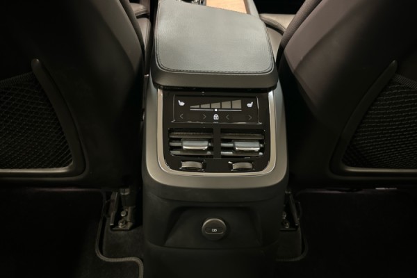 Esittelykuva VOLVO XC90 lataushybridiautosta.