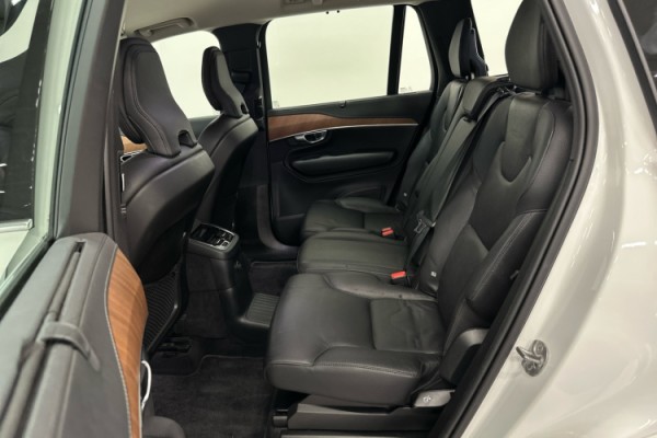 Esittelykuva VOLVO XC90 lataushybridiautosta.