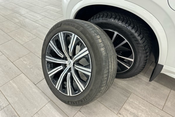 Esittelykuva VOLVO XC90 lataushybridiautosta.
