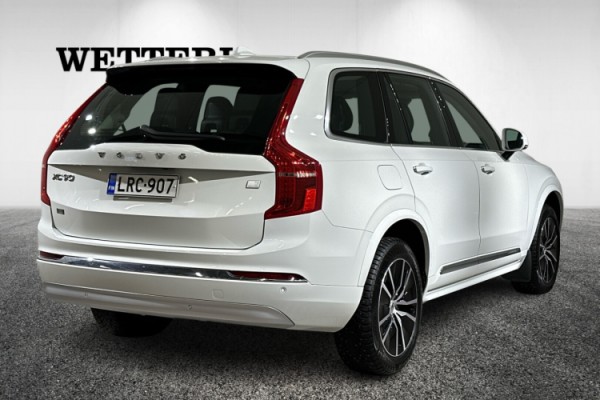 Esittelykuva VOLVO XC90 lataushybridiautosta.