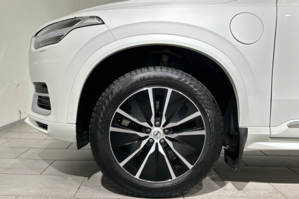 Esittelykuva VOLVO XC90 lataushybridiautosta.