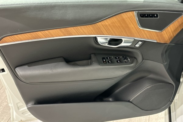 Esittelykuva VOLVO XC90 lataushybridiautosta.