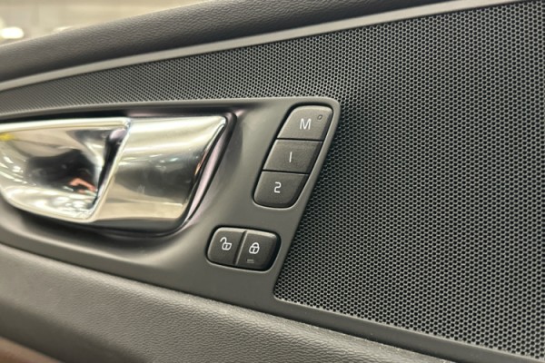 Esittelykuva VOLVO XC60 lataushybridiautosta.
