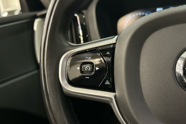 Esittelykuva VOLVO XC60 lataushybridiautosta.
