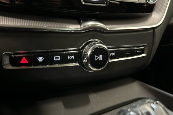 Esittelykuva VOLVO XC60 lataushybridiautosta.