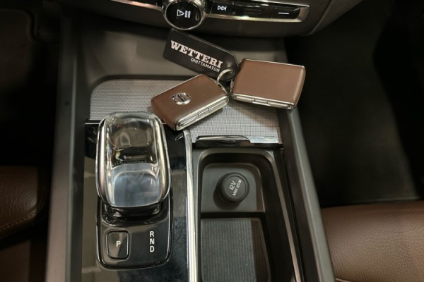 Esittelykuva VOLVO XC60 lataushybridiautosta.
