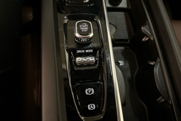 Esittelykuva VOLVO XC60 lataushybridiautosta.