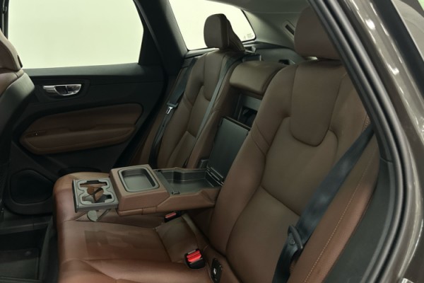 Esittelykuva VOLVO XC60 lataushybridiautosta.