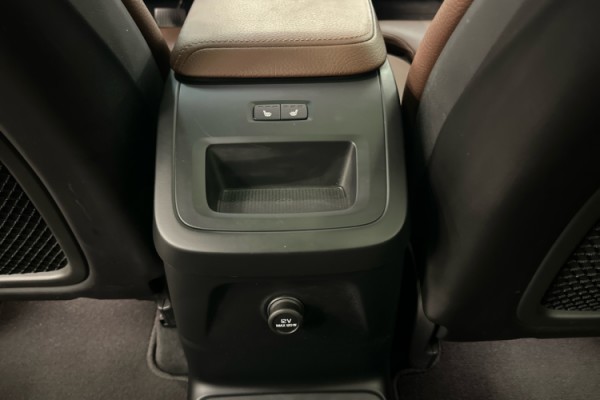 Esittelykuva VOLVO XC60 lataushybridiautosta.