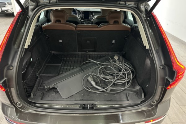 Esittelykuva VOLVO XC60 lataushybridiautosta.
