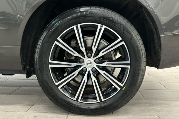 Esittelykuva VOLVO XC60 lataushybridiautosta.