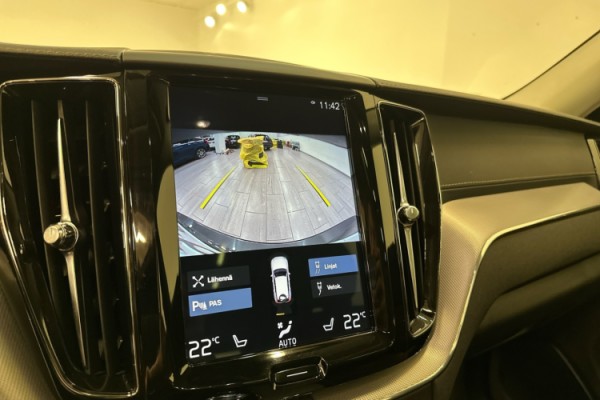 Esittelykuva VOLVO XC60 lataushybridiautosta.