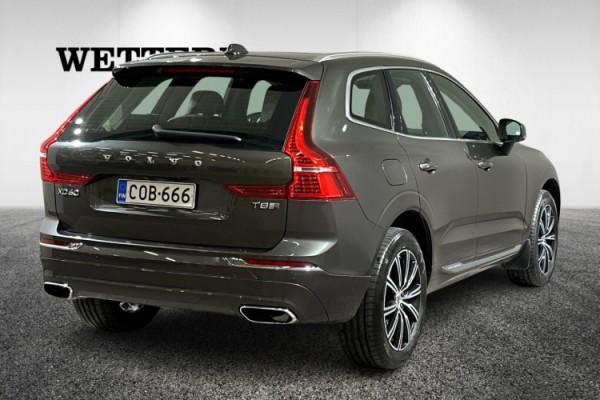 Esittelykuva VOLVO XC60 lataushybridiautosta.