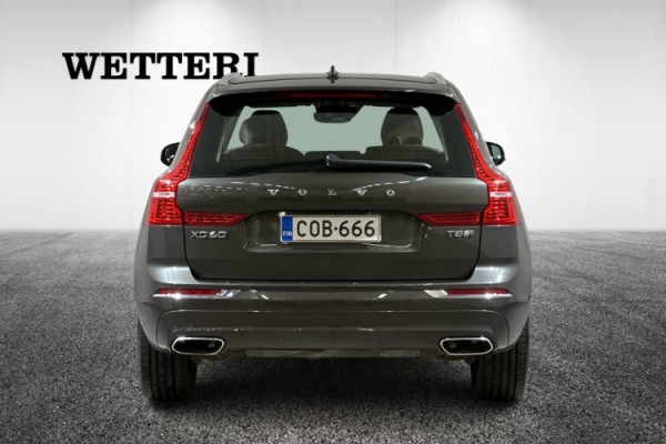 Esittelykuva VOLVO XC60 lataushybridiautosta.