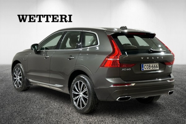 Esittelykuva VOLVO XC60 lataushybridiautosta.