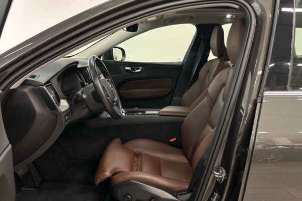 Esittelykuva VOLVO XC60 lataushybridiautosta.