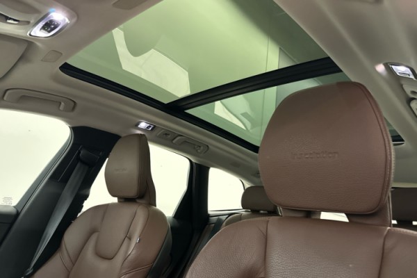 Esittelykuva VOLVO XC60 lataushybridiautosta.