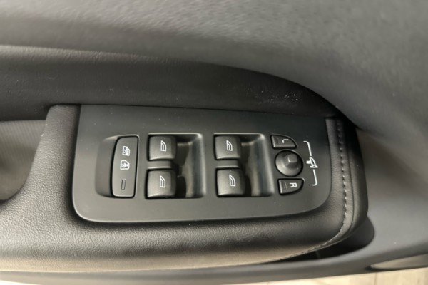 Esittelykuva VOLVO XC60 lataushybridiautosta.