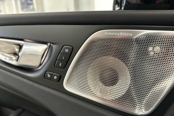 Esittelykuva VOLVO XC60 lataushybridiautosta.
