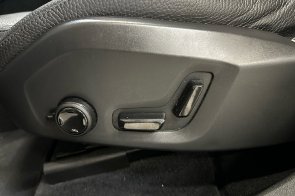 Esittelykuva VOLVO XC60 lataushybridiautosta.