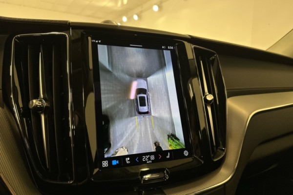 Esittelykuva VOLVO XC60 lataushybridiautosta.