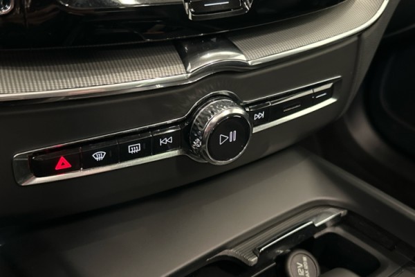 Esittelykuva VOLVO XC60 lataushybridiautosta.