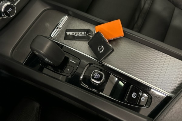 Esittelykuva VOLVO XC60 lataushybridiautosta.