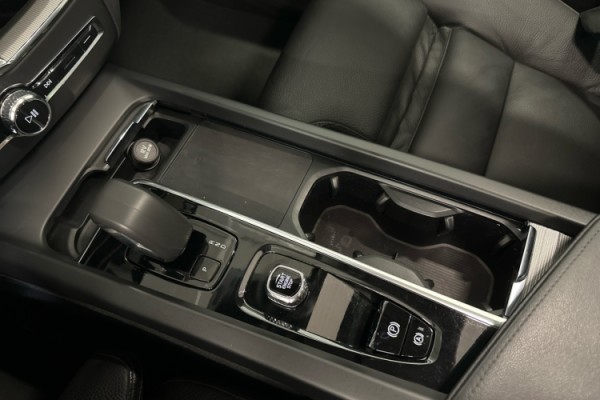 Esittelykuva VOLVO XC60 lataushybridiautosta.
