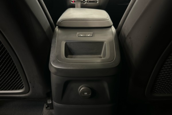 Esittelykuva VOLVO XC60 lataushybridiautosta.